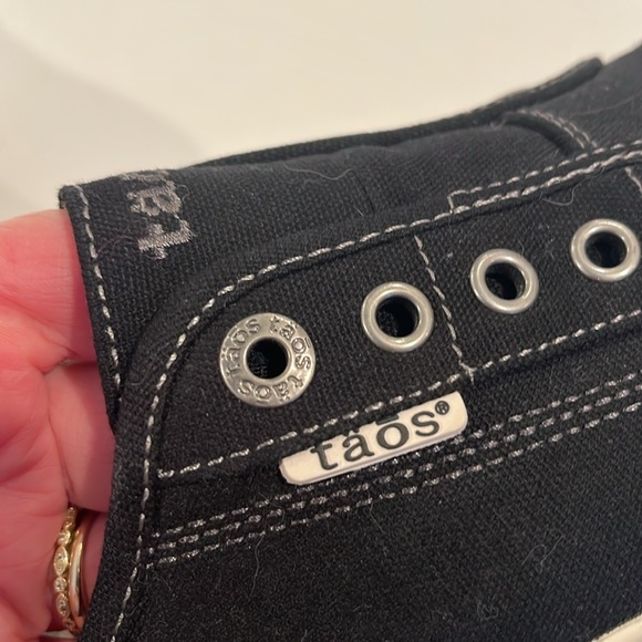 Taos EZ soul women’s canvas laceless slip on sneaker mules black 9.5 EUC - Picture 9 of 9